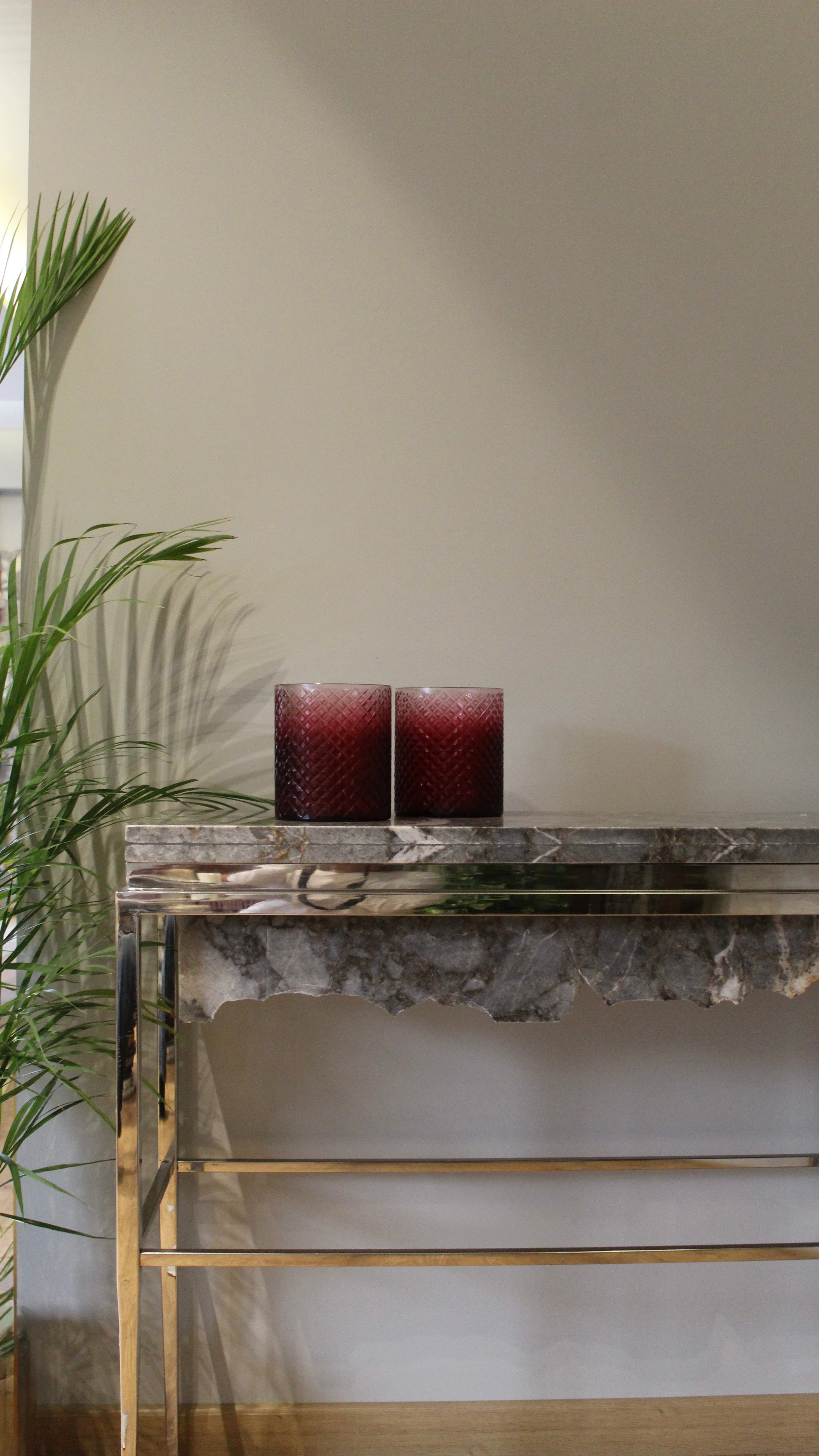 UNDERCUT CONSOLE TABLE